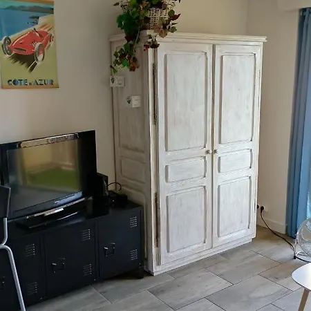 Joli Studio Agreable, Au Calme... Apartman